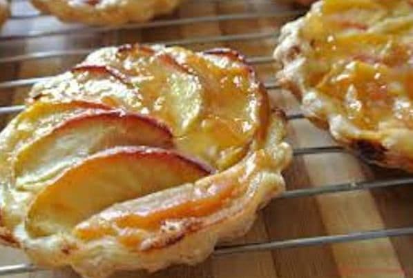 Tarte cu cremă de vanilie și piersici
