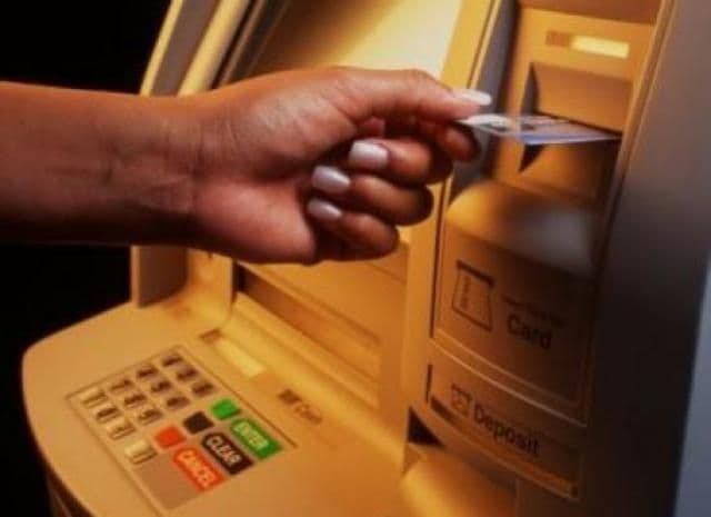 Ce ascund băncile în spatele ecranelor de bancomat?