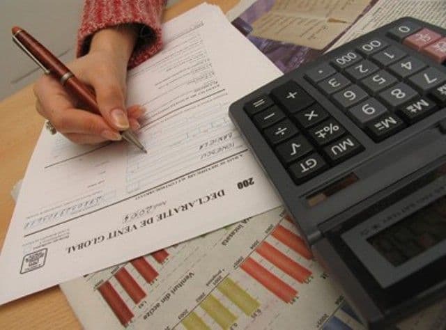 Românii cu venituri mari vor avea taxă pe soția casnică