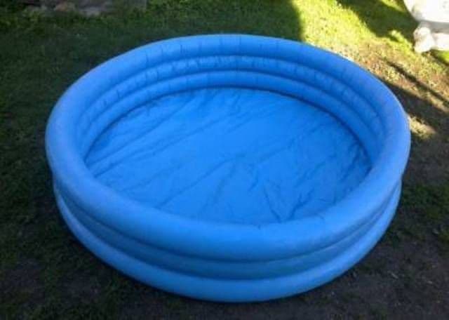 Tragedie! Un copil de un an, în comă după ce a căzut într-o piscină gonflabilă