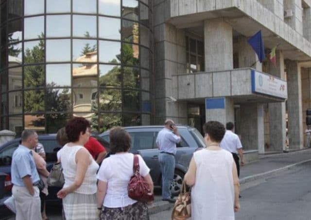 O angajată a Fiscului din Suceava a încercat să se sinucidă la locul de muncă