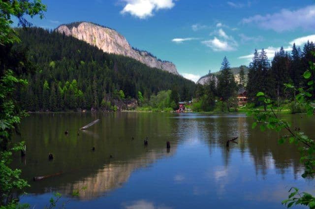 Relaxare, tradiţie şi muzică bună la „Ziua Lacului Roşu!”