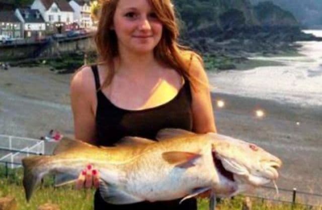Reacția surprinzătoare a unui delfin, după ce s-a jucat cu o adolescentă