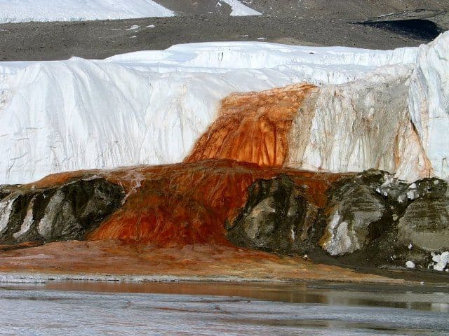 Misteriosul fenomen din Antarctica: Gheţarul care pare că sângerează