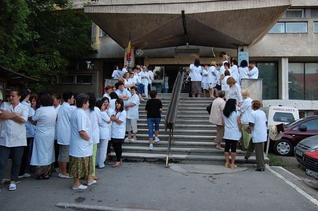 Medicii anunţă proteste în toată ţara: „Condiţia noastră este dublarea salariilor medicilor rezidenţi”