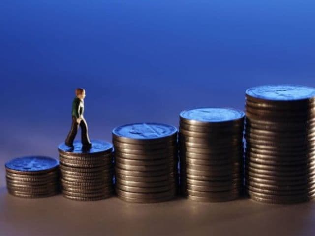 Lista taxelor şi impozitelor introduse sau majorate de Guvern în 2013: de la taxa pe divorţul amiabil, la CAS-ul pe laptele şi ouăle de ţară