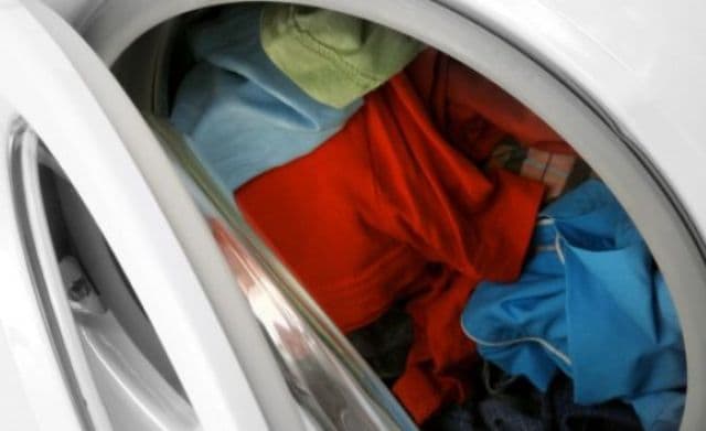 Pericolul din mașina de spălat: Cum ne pot îmbolnăvi hainele „curate”