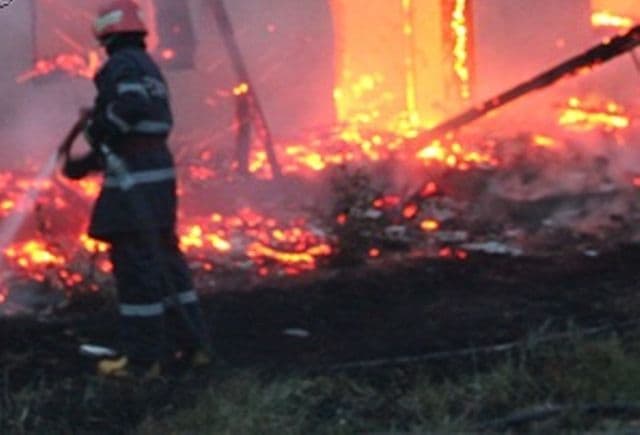 Casă arsă din temelii la Cristești