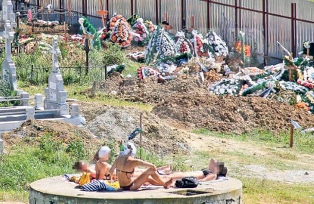 MACABRU. Plajă în cimitir. Tinerele din Botoşani se dezbracă în costume de baie printre morminte