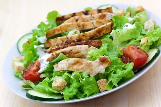 Salată din piept de pui