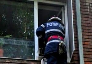 Două persoane blocate într-un apartament, salvate de pompieri