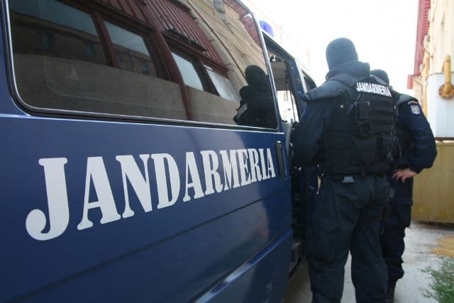 Altercație între două grupuri de tineri pe terasa uunui bar aplanată de jandarmi 