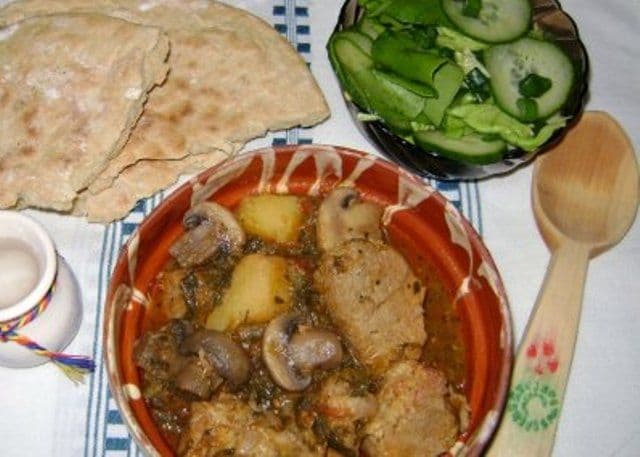 Tocăniță țărnăească de porc cu ciuperci