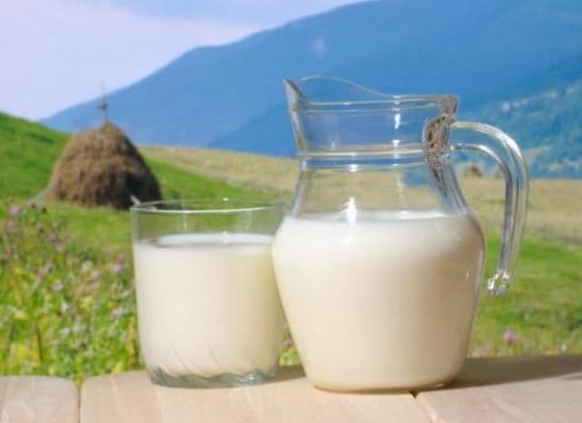 Pericolele ascunse în lapte: de la antibiotice la hormoni