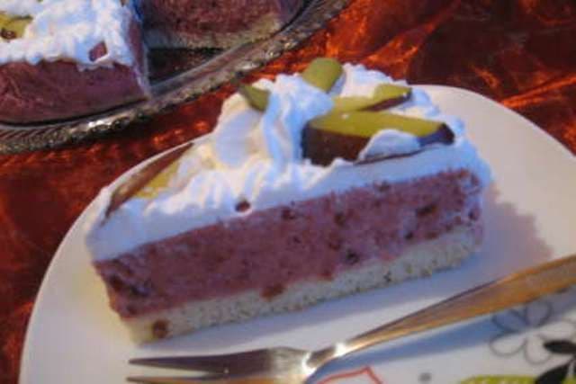 Tort cu cremă de prune și vin