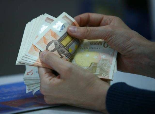 Decizii incredibile. Mai multe bănci ieftinesc masiv creditele!
