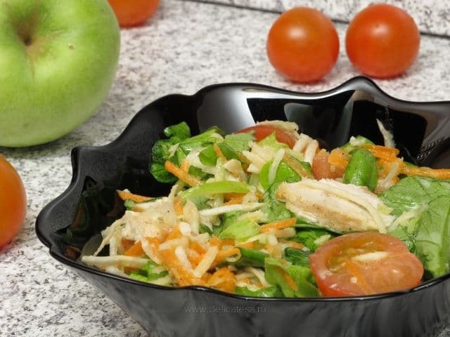 Salată de crudități cu piept de pui