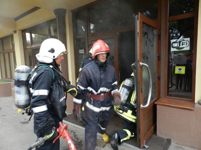 Început de incendiu la un restaurant, oprit de pompieri