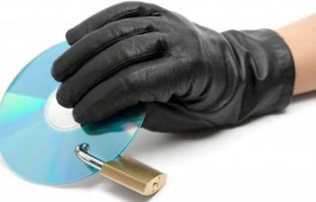 Doi români condamnaţi pentru grave infracţiuni de piraterie informatică