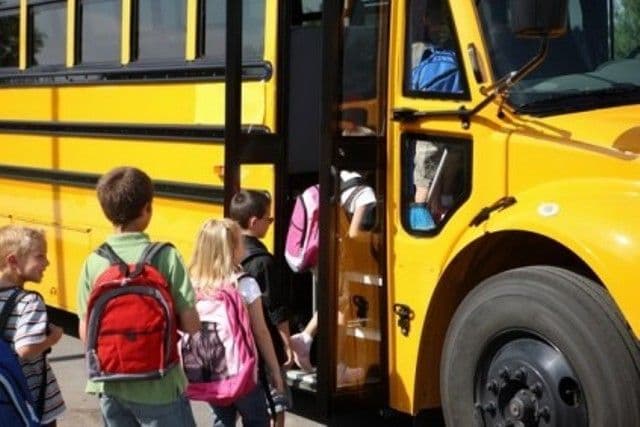 A fost stabilit un plafon maxim pentru kilometrul de transport şcolar 