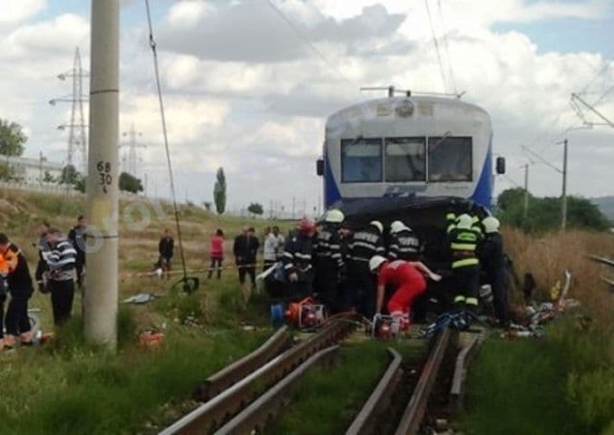 Tragedie la Iași! Nouă morţi şi doi răniţi după ce un microbuz a fost lovit de trenul Iași-Dorohoi