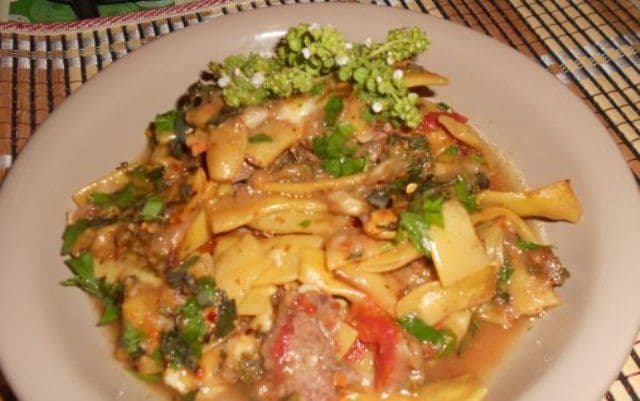 Fasole verde cu carne de vițel la cuptor