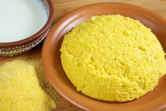 Terapie cu mămăligă. Este foarte sănătoasă pentru hrănirea organismului şi curăţirea intestinelor