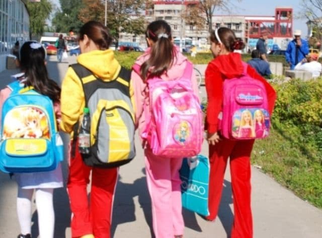 Medicii avertizează: Ghiozdanele pot dăuna grav sănătăţii