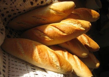 Prefectul Costică Macaleți cere ieftinirea pâinii