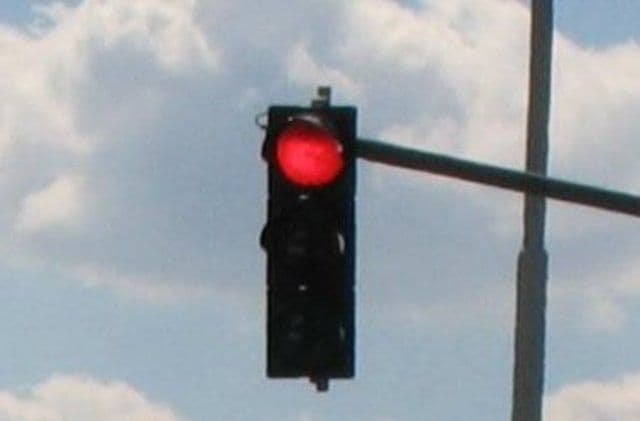 Se modifică legea circulaţiei: Şoferii care trec pe roşu şi produc un accident, permisul suspendat 3 ani