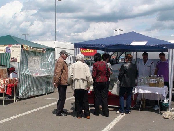 Târg Alimenta Tradiţional organizat în parcarea Shopping City Suceava. O mie de porţii de fasole cu afumătură gratuite