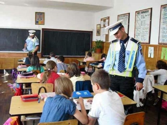 Polițiștii botoșăneni, alături de elevi, la începerea noului an școlar