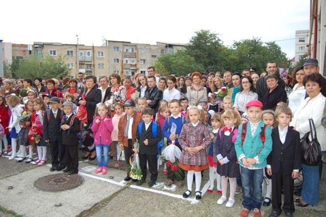 Sărbătoarea începutului de an la Școala Mihail Kogălniceanu Dorohoi - FOTO