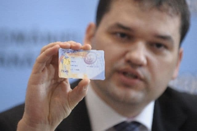 Cardurile de sănătate vor fi distribuite prin poştă. „Poşta Română e cea mai proastă soluţie!”, susţin pacienţii