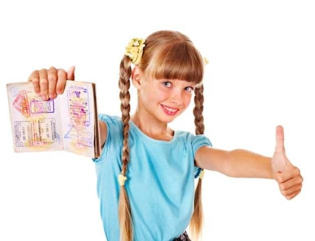 Vrei să-i faci paşaport copilului tău? Ce condiţii trebuie să îndeplinească şi cât costă