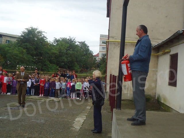 Simulare în caz de incendiu și exerciţiu de evacuare la Școala „Mihail Kogălniceanu” Dorohoi - FOTO