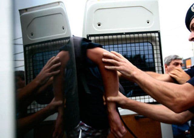 Bărbat reţinut după ce a intrat într-o şcoală şi a bătut doi elevi care îi ameninţaseră nepotul