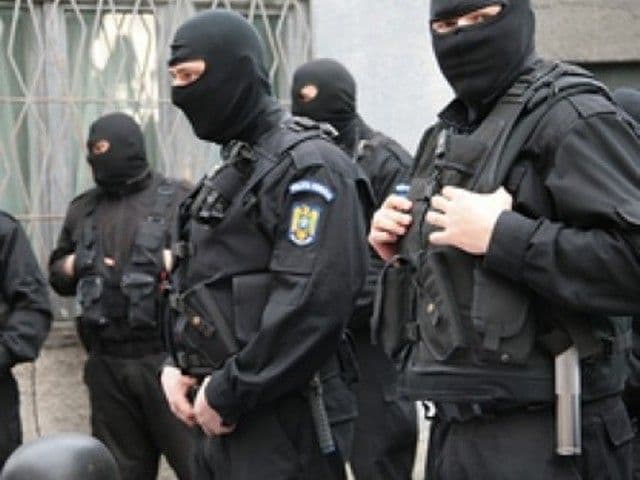 Doi tineri din Hudești cercetați de DIICOT. Percheziţii în nouă judeţe la o grupare specializată în fraude bancare