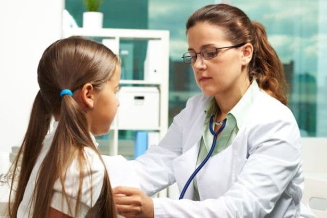 Medicul de şcoală, o altă prefăcătorie a sistemului de educaţie. Înjumătăţiţi, fără medicamente şi îngrădiţi profesional