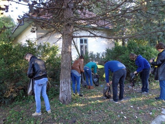 Tinerii PNL-iști au făcut curat în Staţiunea Popăuţi de „Ziua Mondială a Curățeniei”