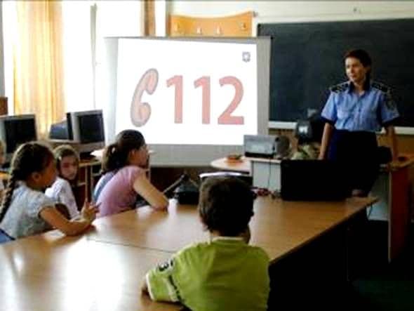 Polițiștii botoșăneni desfășoară campania „ÎMPREUNĂ PENTRU SIGURANŢA COPIILOR”