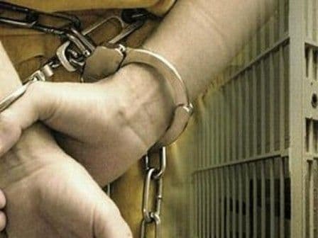 Suspect de tâlhărie şi viol, identificat de poliţişti, cercetat în stare de reţinere 
