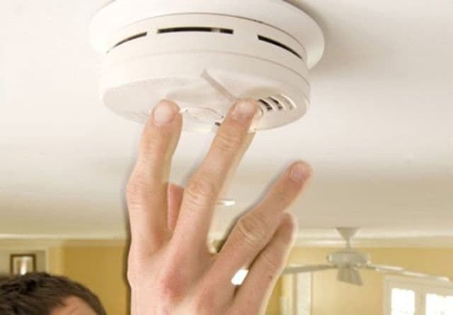 Proprietarii ar putea fi obligaţi să-şi monteze în locuinţe detectoare de fum