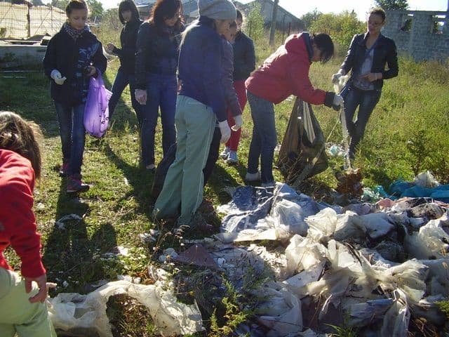 Școala Gimnazială Nr.1 Dorohoi și „LET’S DO IT” - FOTO