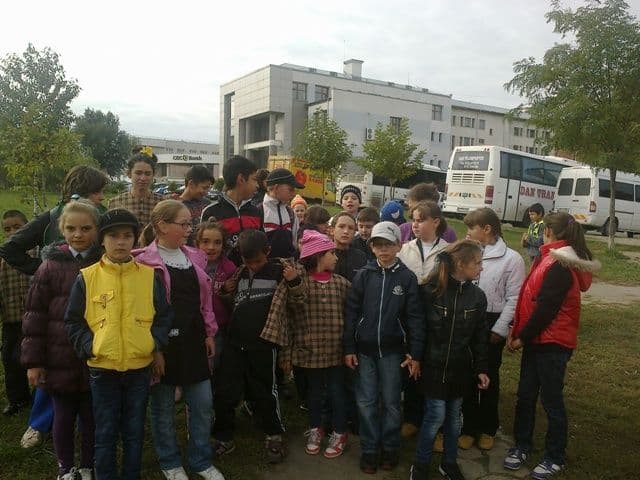 Ecologizare în parcul din centrul Dorohoiului realizată de elevii Școlii Gimnaziale „Stefan cel Mare” - FOTO