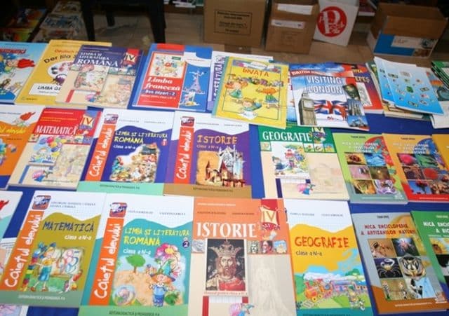Cum îi obligă sistemul de învăţământ pe părinţi „să finanţeze” afacerile editurilor care publică manuale