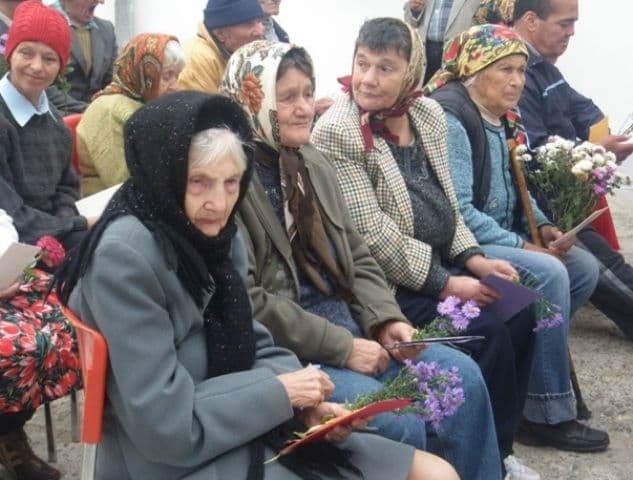Centrul de Îngrijire și Asistență Dorohoi: O floare, un zâmbet, o melodie ... pentru părinții și bunicii noștri - FOTO