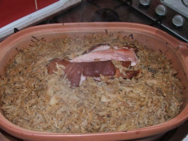 Ciolan afumat cu varză la cuptor