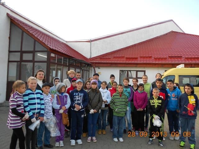 Acțiune de ecologizare realizată de elevii Școlii Gimnaziale „Ștefan cel Mare” Dorohoi de-a lungul căii ferate - FOTO