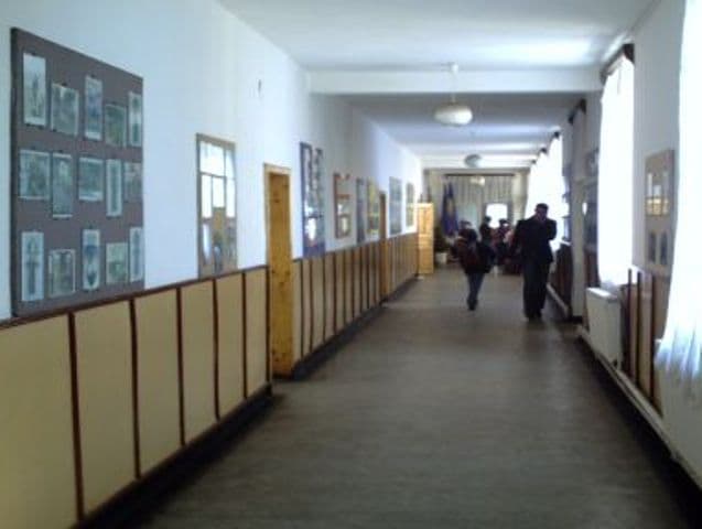 Caz cutremurător într-o instituţie de învăţământ ! Un profesor a murit pe holul instituţiei